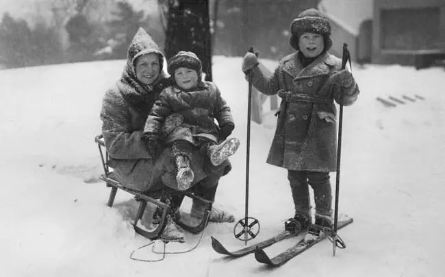 Божена Гавлова с Вацлавом на лыжах и Иваном зима 1941 года Photo Havels - фото 1