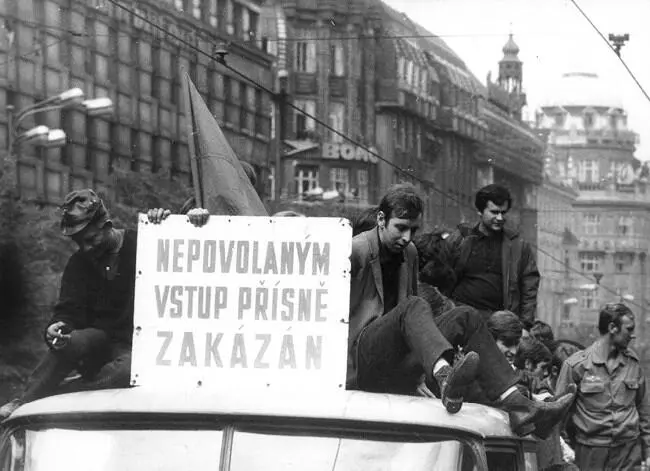 Вход без приглашения строго запрещён Вацлавская площадь август 1968 года - фото 3