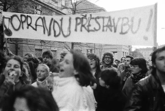 Настоящую перестройку Студенческое шествие 17 ноября 1989 года Paměť národa - фото 4
