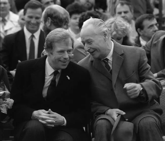 С Александром Дубчеком на папской мессе Photo Lubomír Kotek Václav Havel - фото 7