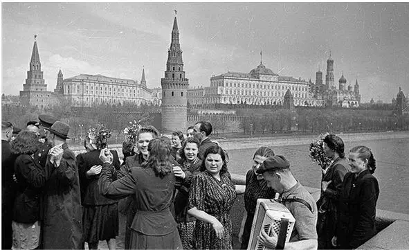 На Большом Каменном мосту 9 мая 1945 г Помню великое торжество Мира - фото 7