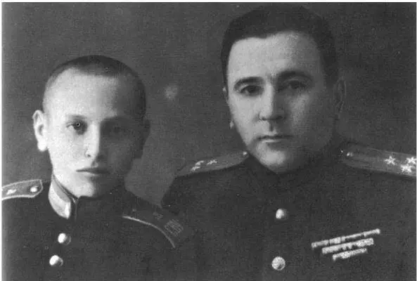 В 1948 году отец получил назначение в Шанхай Генеральным консулом Он приехал в - фото 8