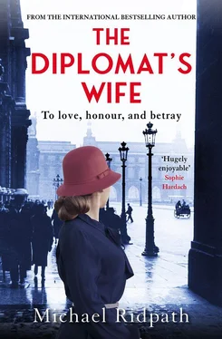 Майкл Ридпат The Diplomat’s Wife обложка книги