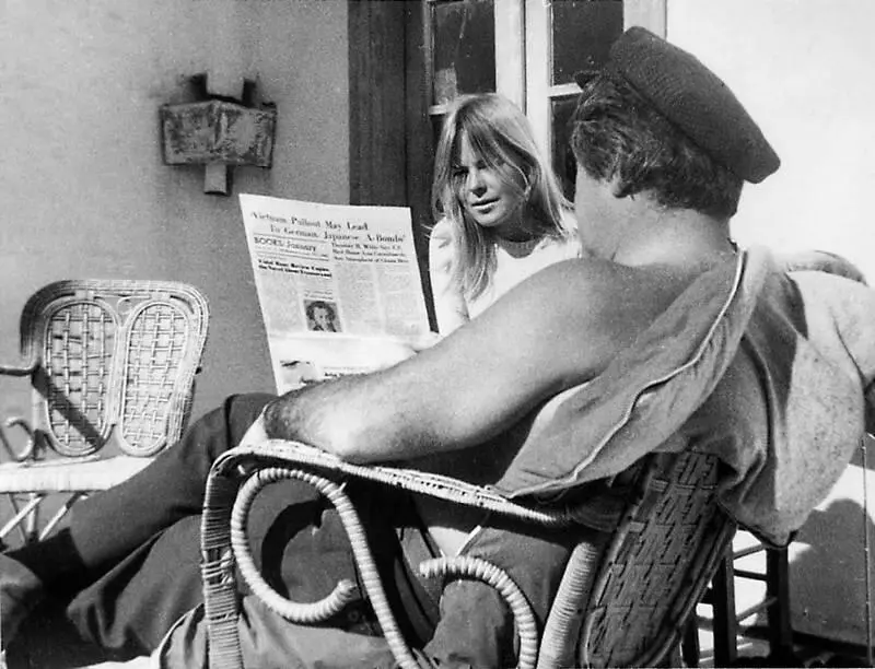 Марианна и Ирвинг Лейтон на террасе дома Леонарда Гидра начало 1960х гг Из - фото 10