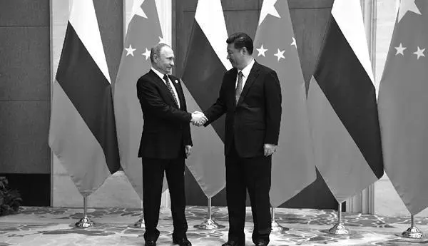 Президент России Владимир Путин и председатель КНР Си Цзиньпин пожимают руки на - фото 7