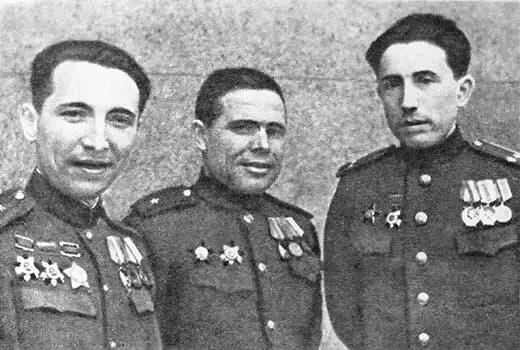 Справа налево И В Скакуненко Н И Куликов и Я Г Бобрушкин Голубая - фото 25