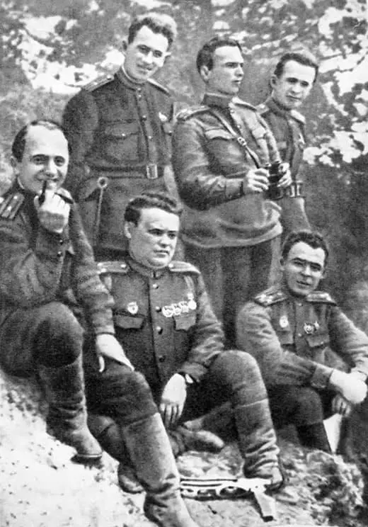 Начальник политотдела 18й армии Л И Брежнев сидит крайний справа и - фото 35