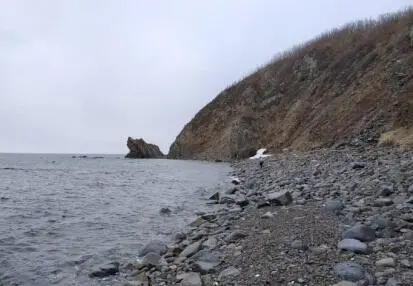 Скала стоит как падающая стена Вблизи в ней видим неглубокий грот Кажется - фото 98