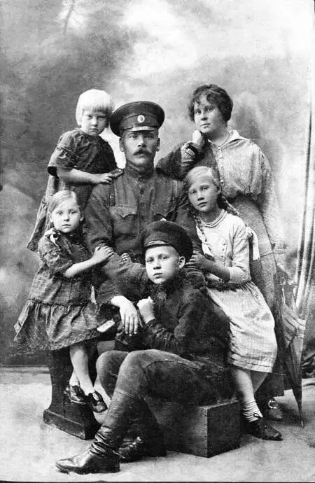 Семья Голиковых 1914 год В одном из флигелей этого дома в Арзамасе с 1912 - фото 4