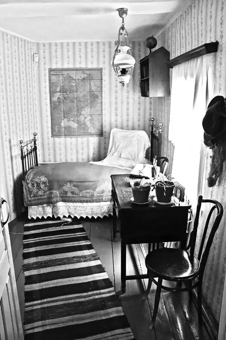 Комната где жил Аркадий Голиков Над кроватью где он спал висит - фото 7