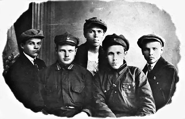 Учайщиеся школы города Бийска Занятие в школе Школа в коммуне Майское утро - фото 39