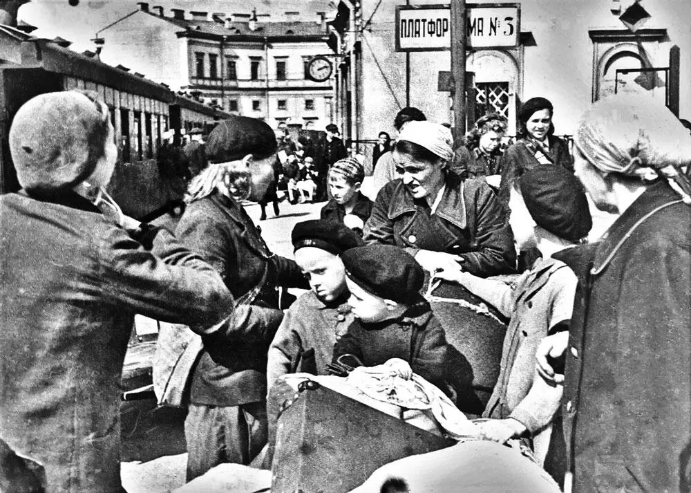 Подготовка эвакуации детей на Московском вокзале в Ленинграде Юннаты ухаживают - фото 53