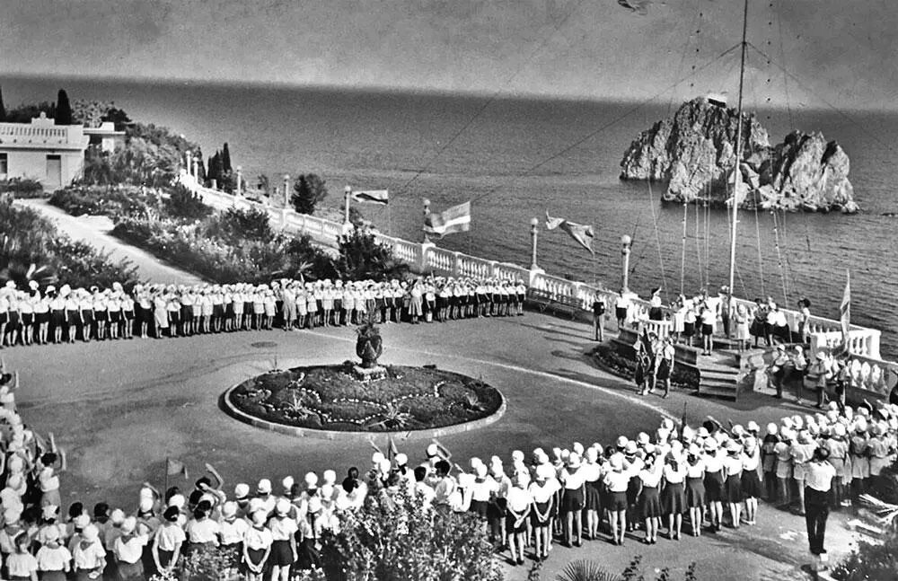 Артек 1960 год Юрий Гагарин в Артеке ЛИБрежнев среди артековцев 1979 - фото 77