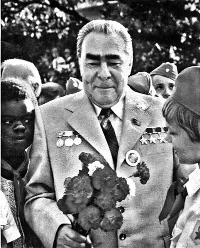 ЛИБрежнев среди артековцев 1979 год Примечания 1 Цеппелины дирижабли - фото 79
