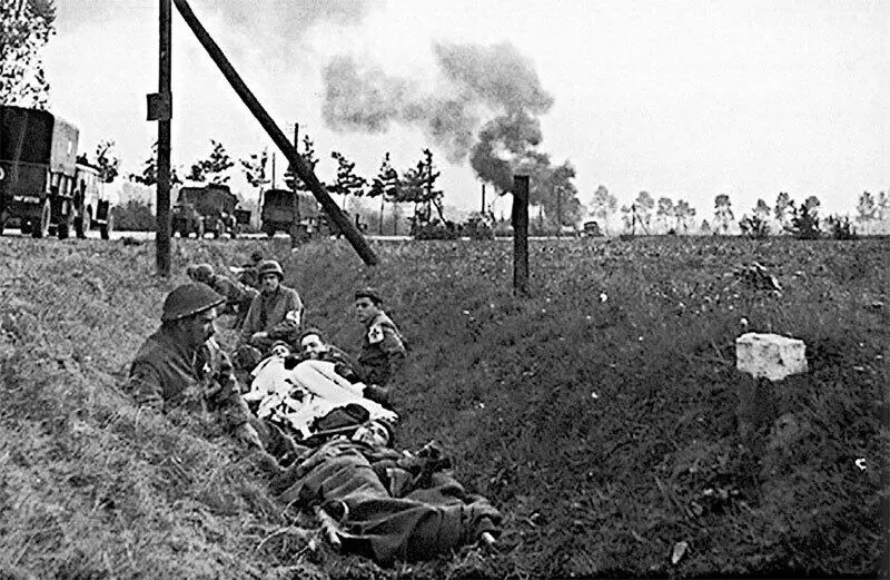 29 Немецкая артиллерия заставляет конвой остановиться на Адском шоссе 30 - фото 46
