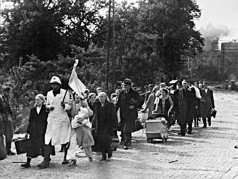 37 Эвакуация гражданских из больницы Святой Елизаветы 38 Польским - фото 54