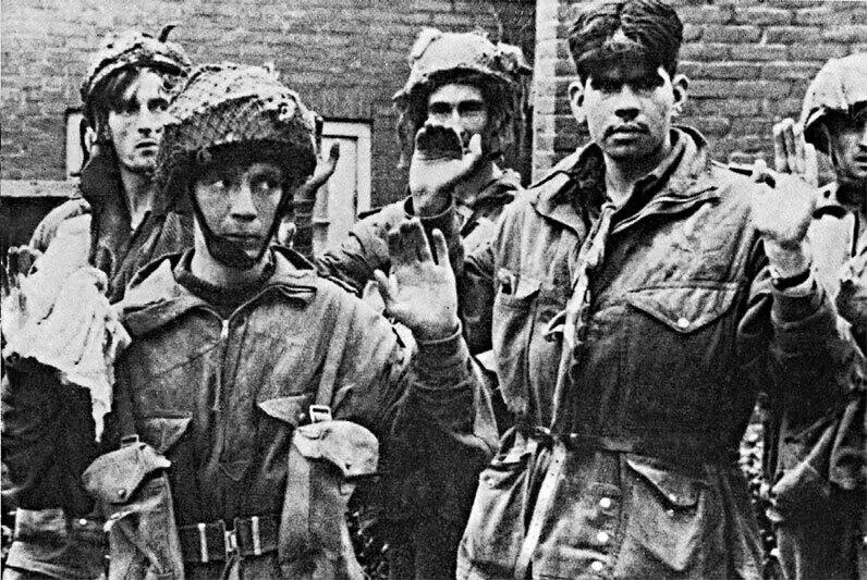 39 Саперы и десантники 3го парашютнодесантного батальона занявшие школу к - фото 56