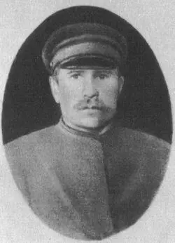 Ф Э Антынь В П Чуев Г И Поскакухин в арестантской одежде - фото 11