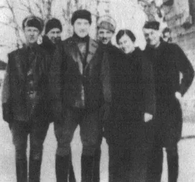 Э Я Звейниэк с американскими солдатами сочувствовавшими большевикам И Г - фото 16