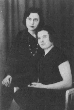 А К Матисон справа и Э Я Звейниэк в Риге 1929 г Группа подпольщиков - фото 19