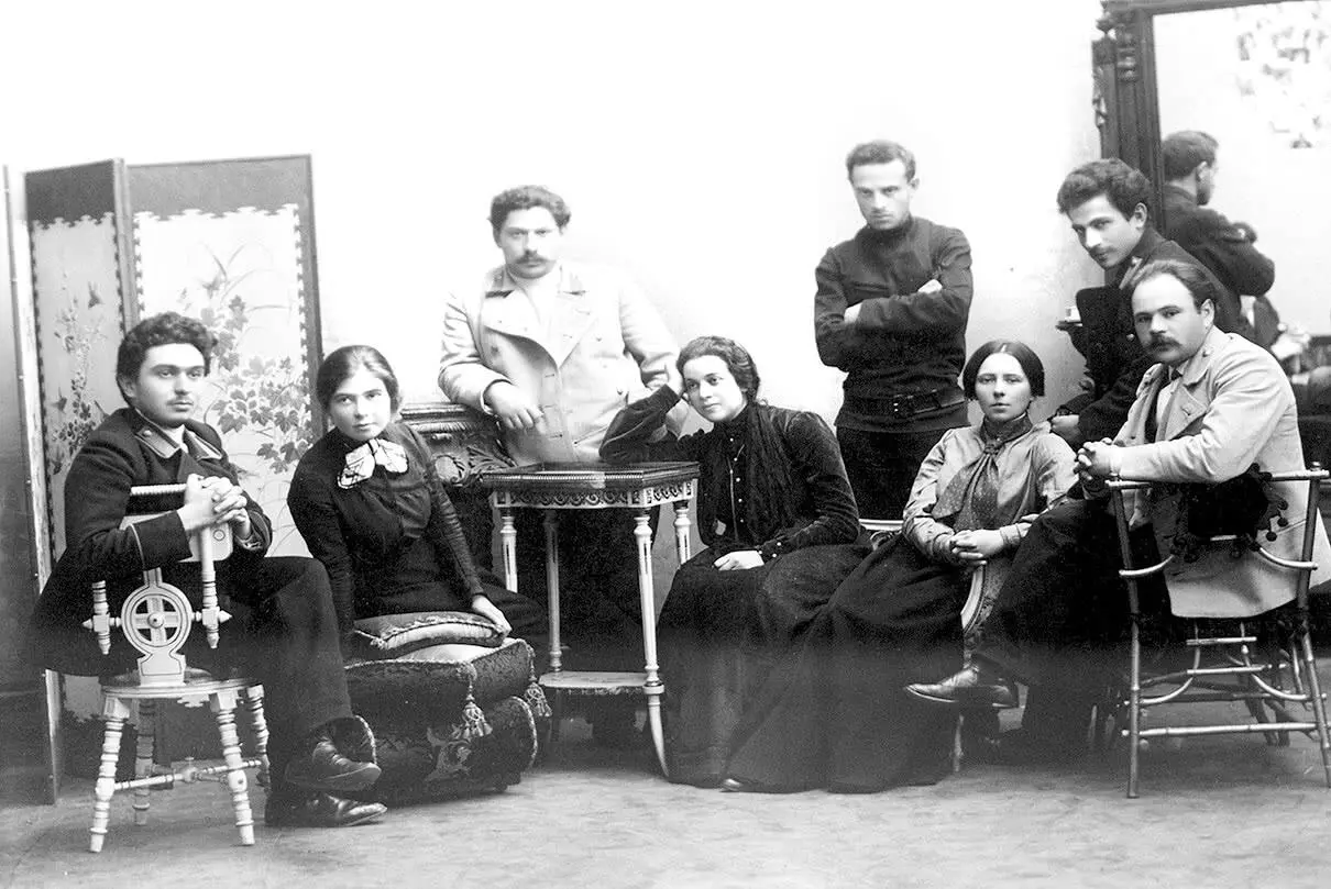 Студенты члены революционной ячейки Петербург 1908 год Почти все дети - фото 9