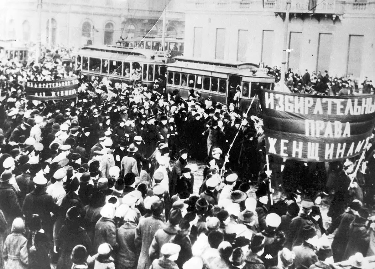 Демонстрация с лозунгом Избирательные права женщинам 1917 год Девушка без - фото 19