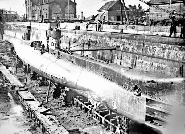 Подводная лодка L55 в доке Передача тел английских моряков на английский - фото 199