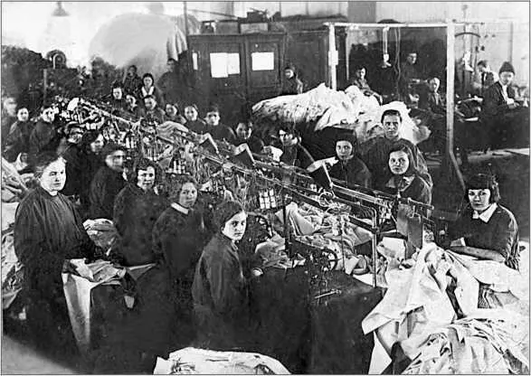 Кронштадтская швейная фабрика 1934 г Как и до революции особенностью - фото 206