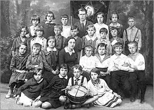Школьники Кронштадта 1935 г Пионеры сдают нормы комплекса Будь готов к - фото 210