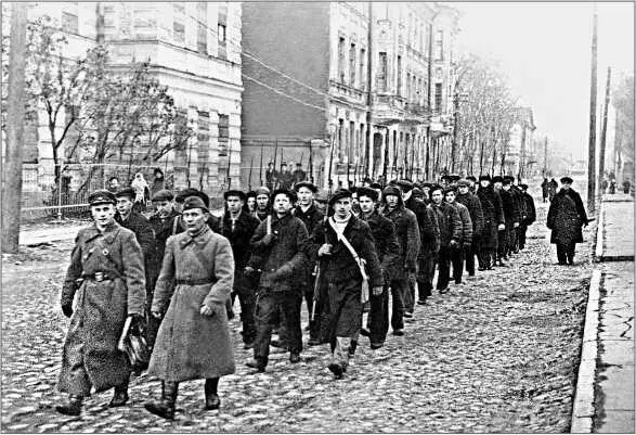 Бойцы народного ополчения Кронштадта отправляются на фронт За береговую - фото 217