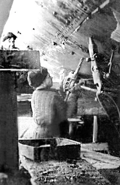 Ремонт одного из кораблей на Морском заводе Евгений Войскунский в 19411944 - фото 220