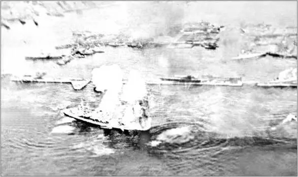 Линкор Марат под бомбежкой 23 сентября 1941 г Фотография сделана с - фото 221
