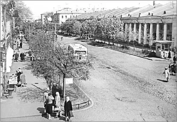 Проспект Ленина в начале 1950х гг Однако жизнь шла своим чередом О том как - фото 236