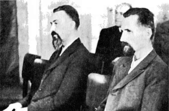 Священник Владимир Петржек и пастор Цзикл слева на судебном процессе - фото 62