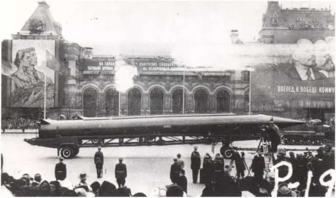 Ракети 8К63 на Красній площі 1 травня 1960 року Хрущов на трибуні - фото 10