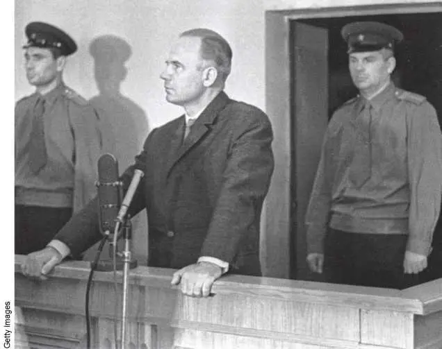 Пеньковський слухає вирок Разом з ним на лаві підсудних сидів звязковий - фото 134