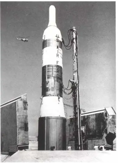 У 1960 році була прийнята на озброєння ракета Титан Дальність польоту 10 - фото 93