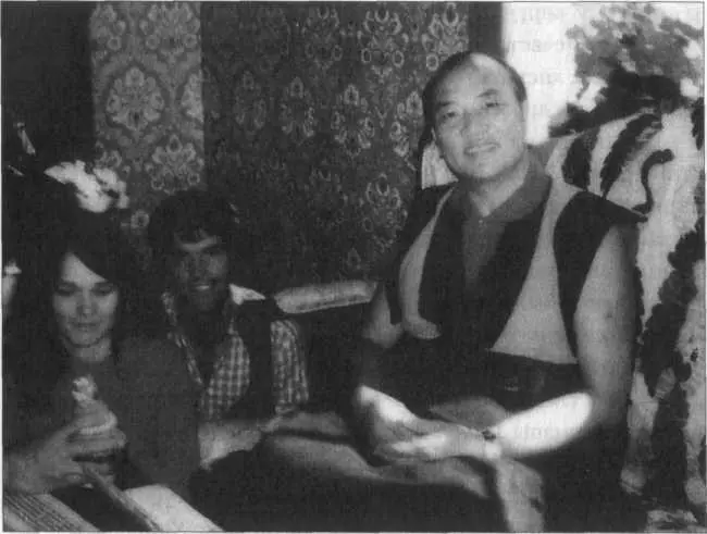 Его Святейшество 16й Гьялва Кармапа в копенгагенском центре Декабрь 1976 года - фото 72