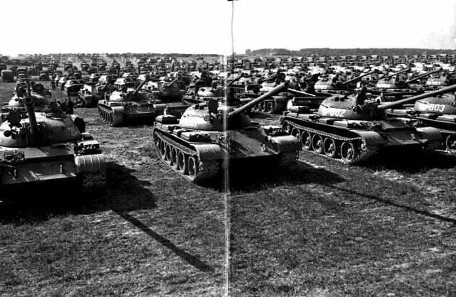 Танки Т55 на передньому плані в перших двох рядах і інша військова техніка - фото 26