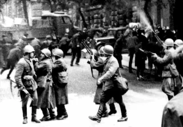 Радянська бронетехніка заблокована жителями Праги неподалік від будівлі - фото 34