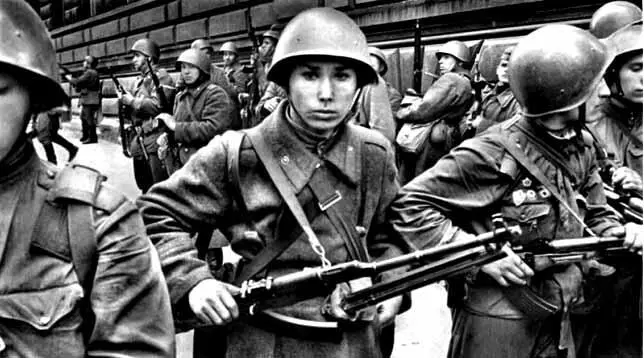 Радянський легкий плаваючий танк ПТ76 з десантом на броні на одній з вулиць в - фото 38