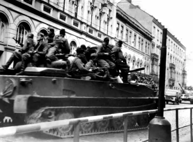 Радянський легкий плаваючий танк ПТ76 з десантом на броні на одній з вулиць в - фото 39