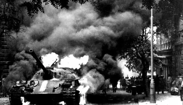 Танк Т54 підпалений жителями Праги на одній з вулиць міста 21 серпня 1968 - фото 41