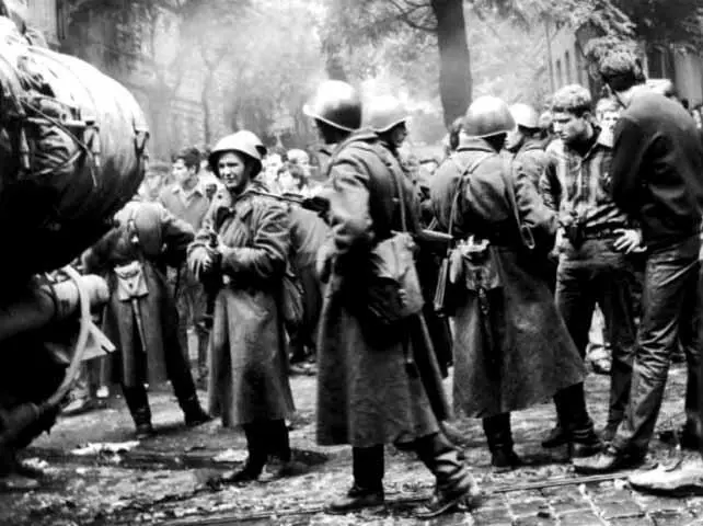 Цей і наступний знімки Жителі Праги розмовляють з радянськими солдатами 2126 - фото 43