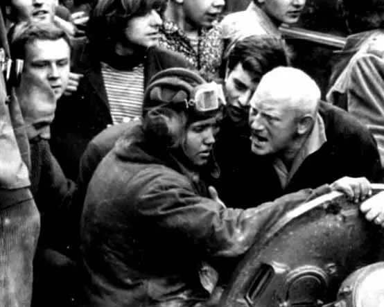Радянські солдати збивають полумя на танку підпаленому протестуючими жителями - фото 48