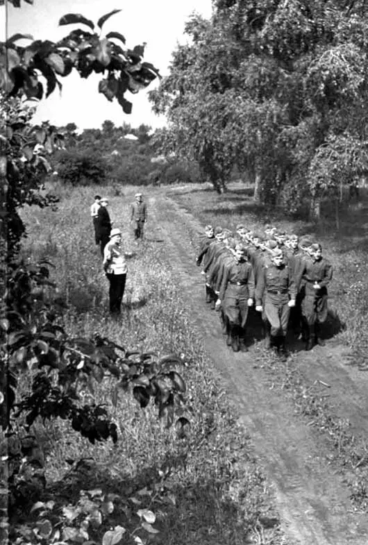 Солдати прямують до сусіднього колгоспу допомагати колгоспникам збирати врожай - фото 89