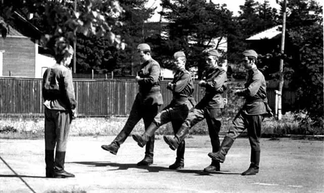 Заняття зі стройової підготовки Ленінград липень 1974 року Стяговий взвод - фото 94