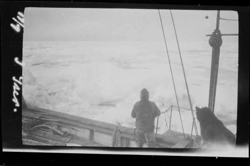 Фото Амундсен на палубе Мод 17 июля 1920 г До экспедиции на Мод - фото 4