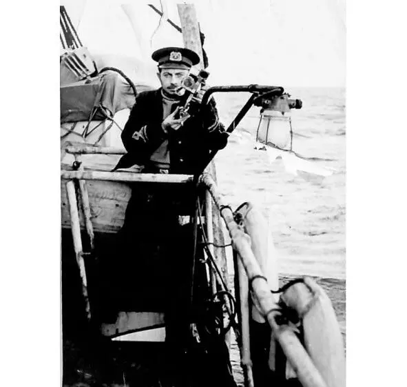 Семён Давыдович с секстантом В 1953 году отец познакомился с мамой Она была - фото 24