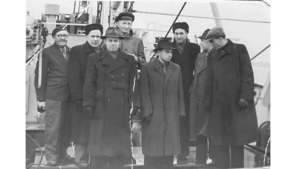 Семён Давыдович 4й справа среди экипажа своего судна В 1955 году отца - фото 25